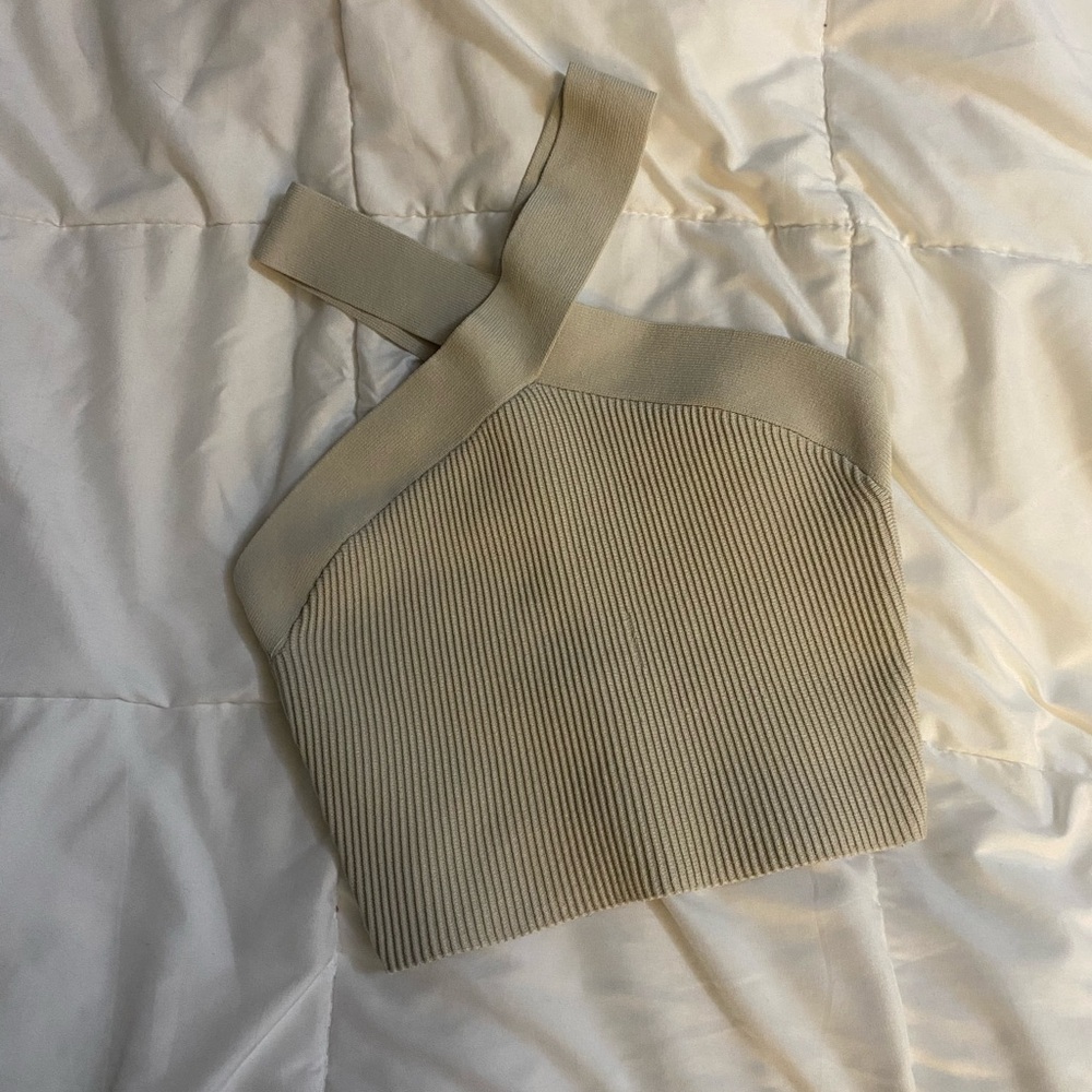 ARITZIA: Babaton Sculpt Knit Criss-Cross Crop Top 🤍